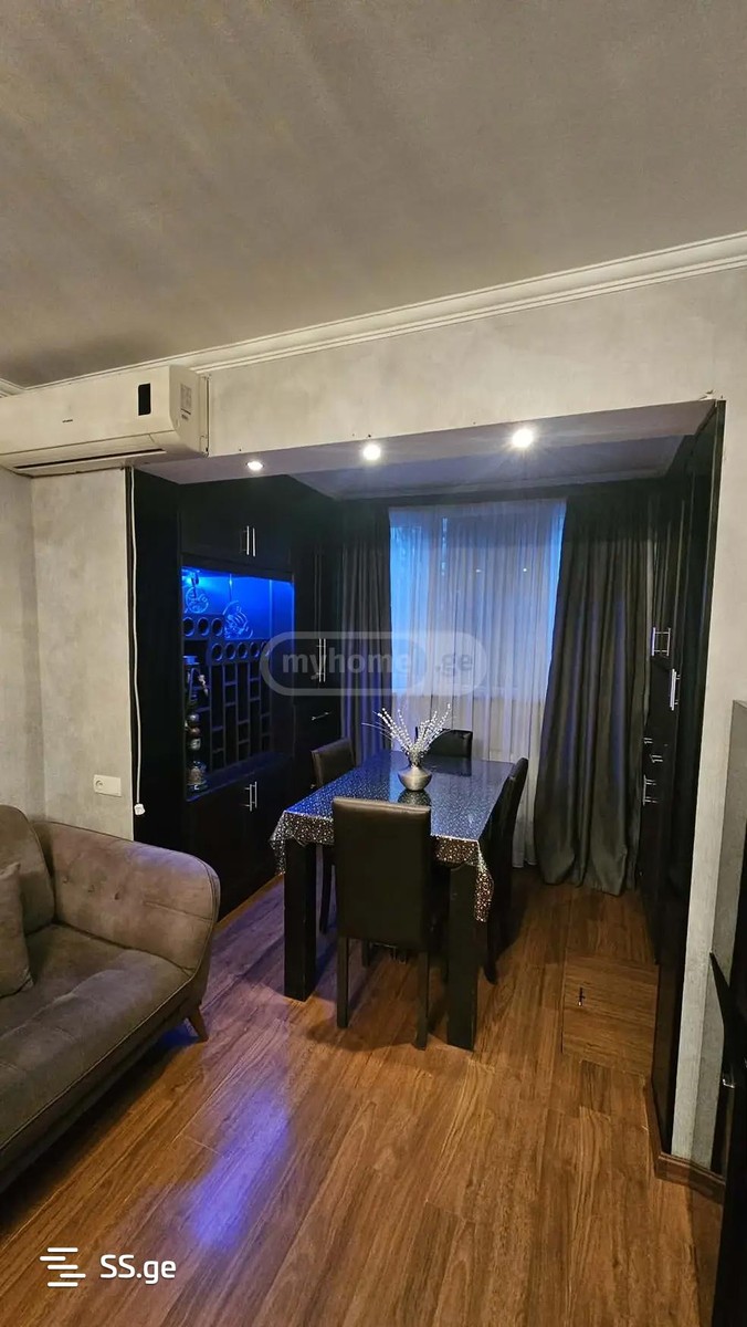 b. Khmelnytskyi II - 3 rooms