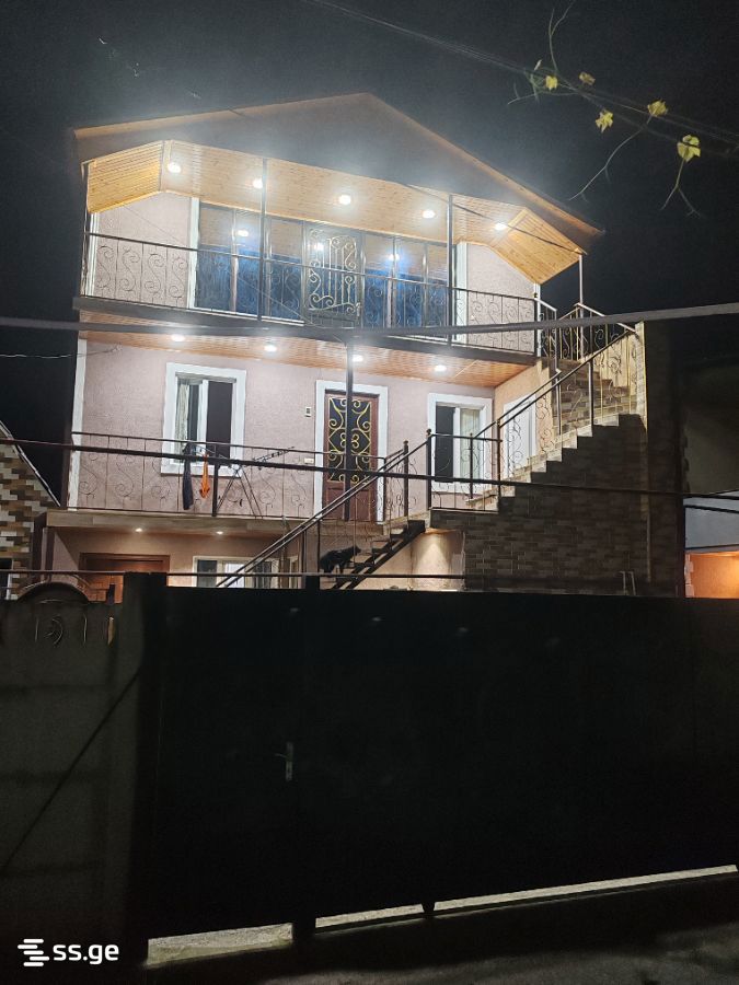 Tsereteli st. N 117 - 8 rooms