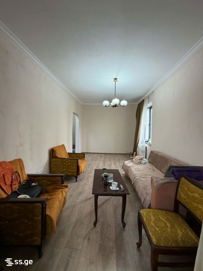 700 - 1 rooms