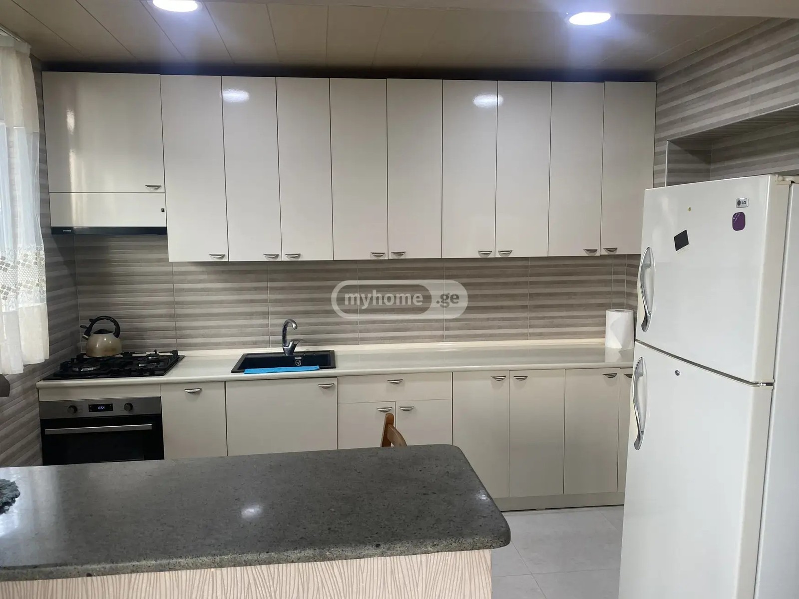 აღმაშენებლის გამზ.  - 3 rooms