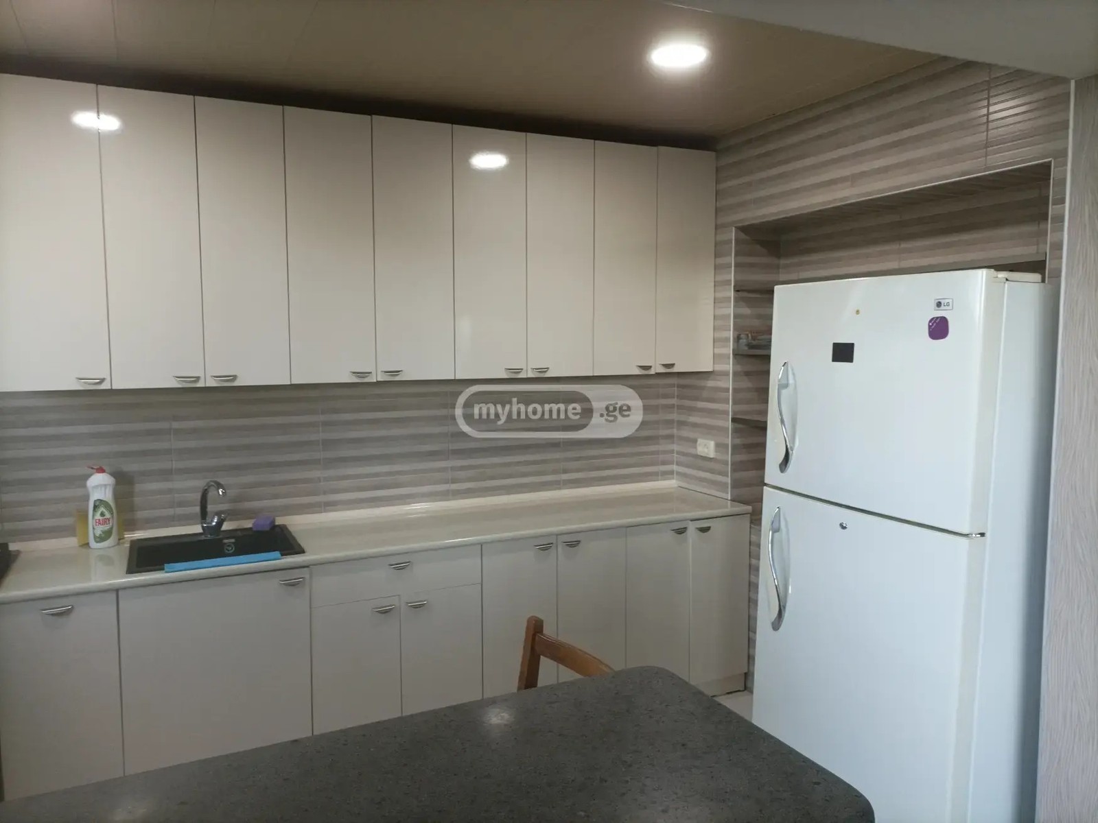 აღმაშენებლის გამზ.  - 3 rooms