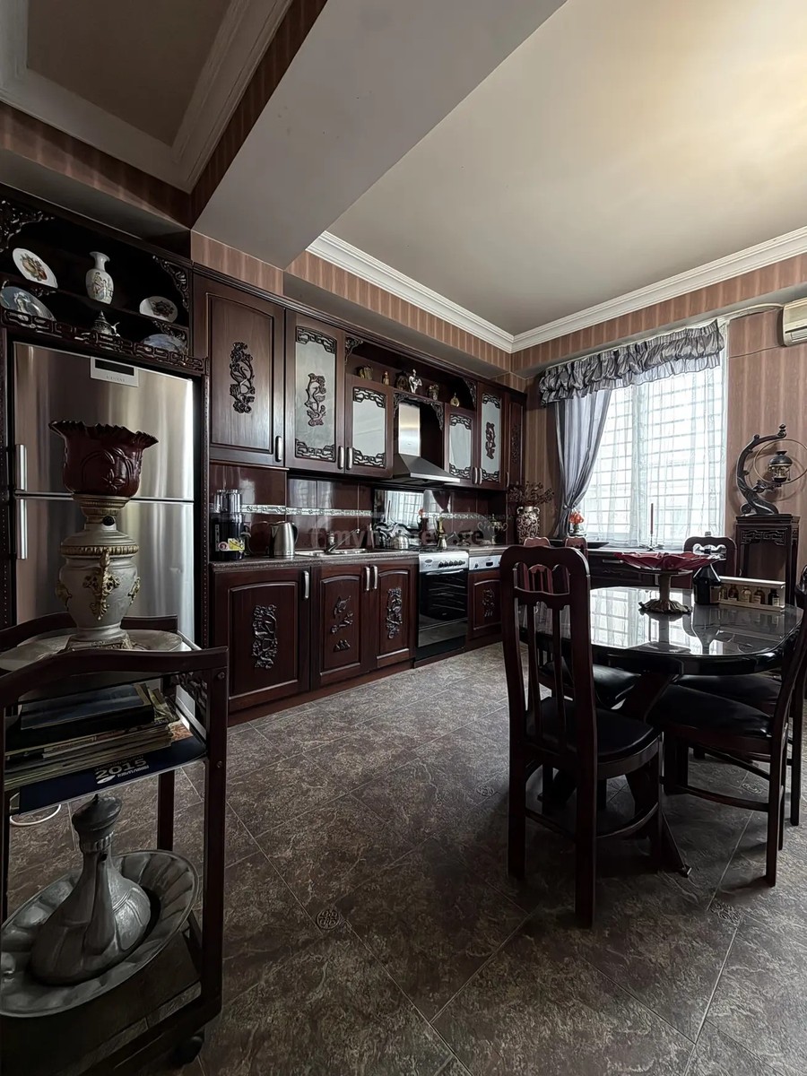 კეკელიძის ქ. 28 - 6 rooms