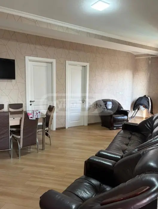 აღმაშენებლის გამზ.  - 3 rooms