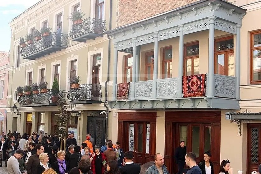 აღმაშენებლის გამზ. 10 - 3 rooms