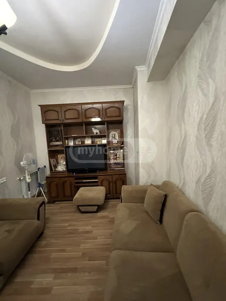 აღმაშენებლის გამზ.  - 3 rooms