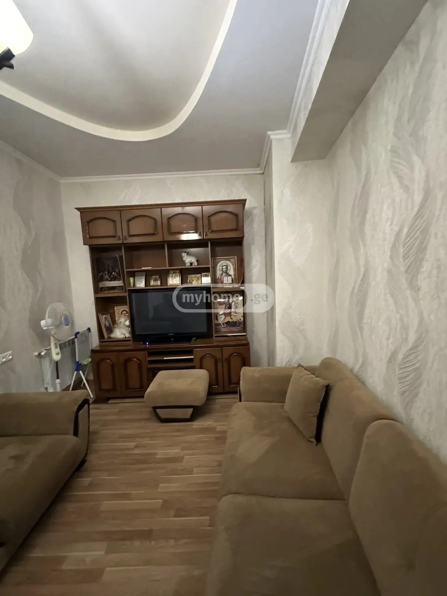 აღმაშენებლის გამზ.  - 3 rooms