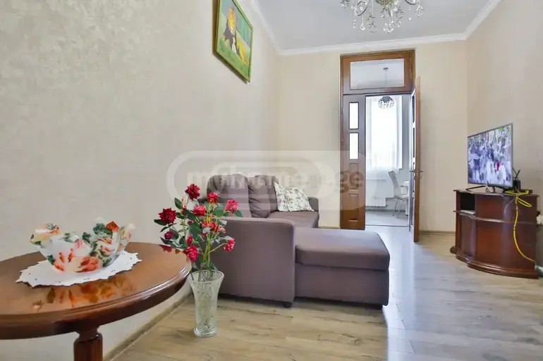 აღმაშენებლის გამზ.  - 5 rooms