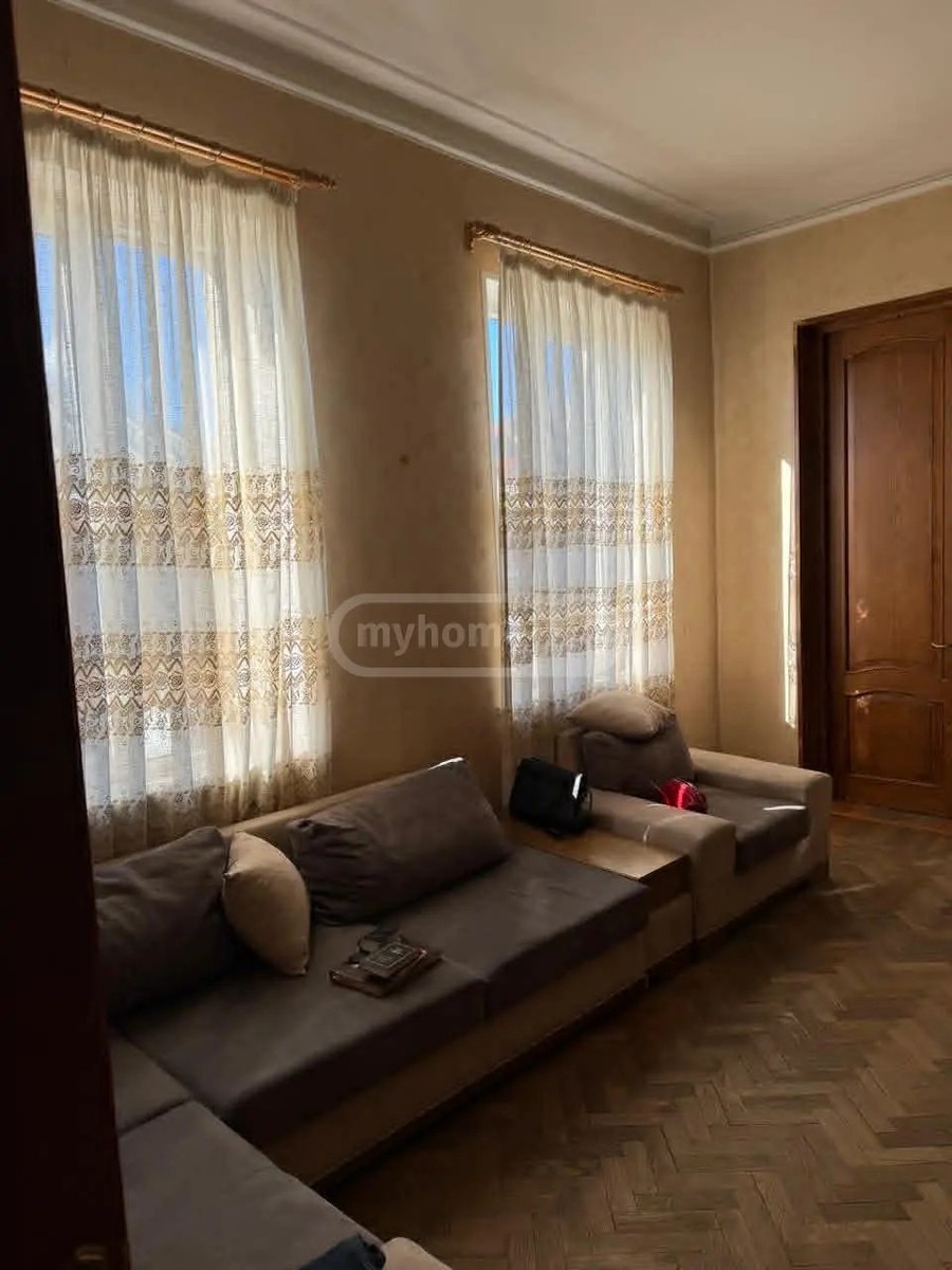 ლამის ქ. 9ა - 6 rooms