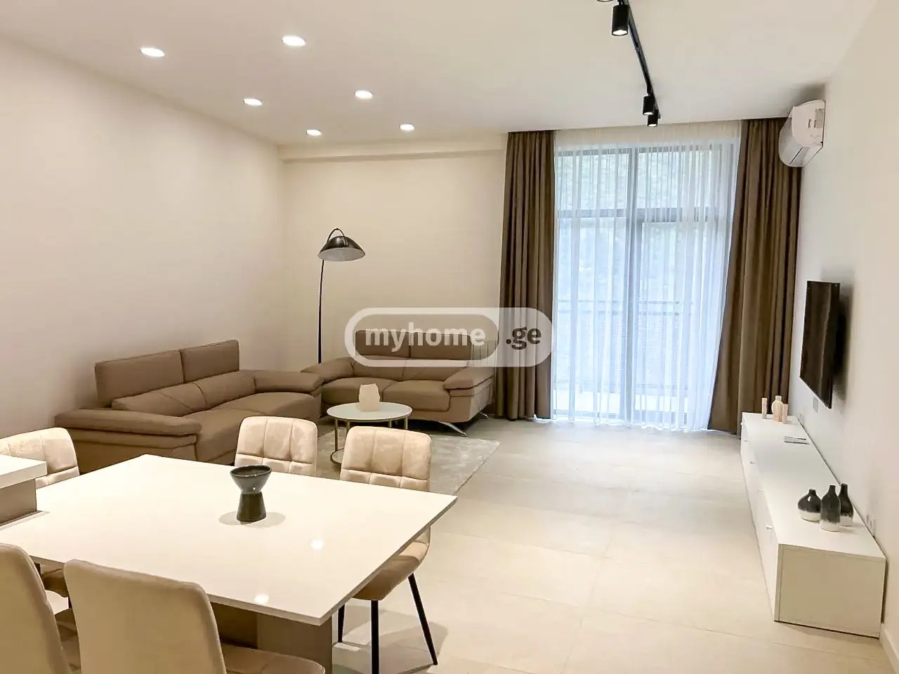 უნივერსიტეტის ქ. 54 - 4 rooms
