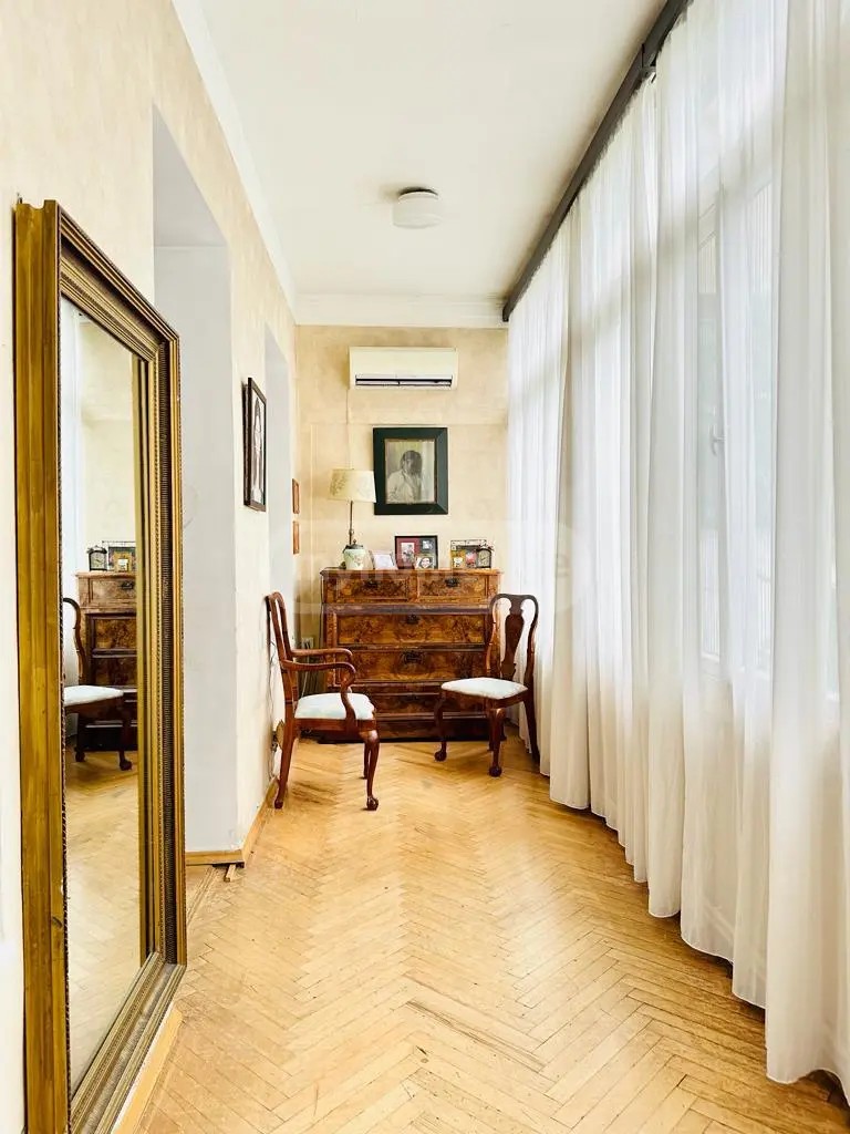 რუსთაველის გამზ.  - 4 rooms
