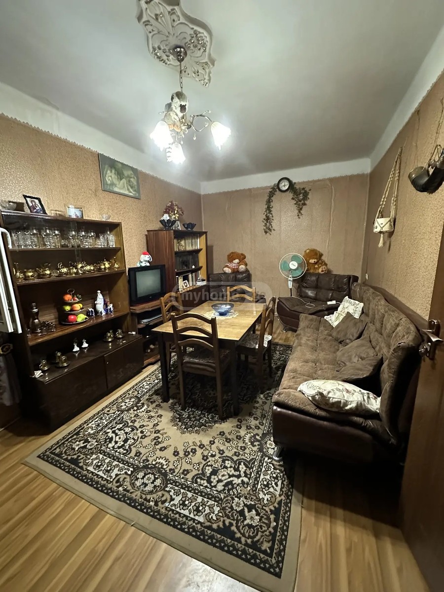ბუკიას ქ. 11 - 4 rooms