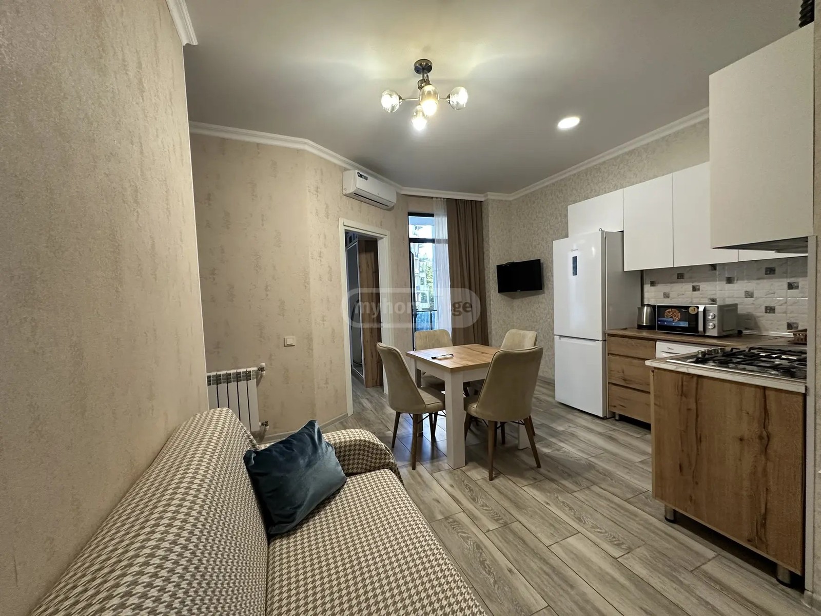 თამარ მეფის გამზ 3 შესახვევი 50ბ - 3 rooms