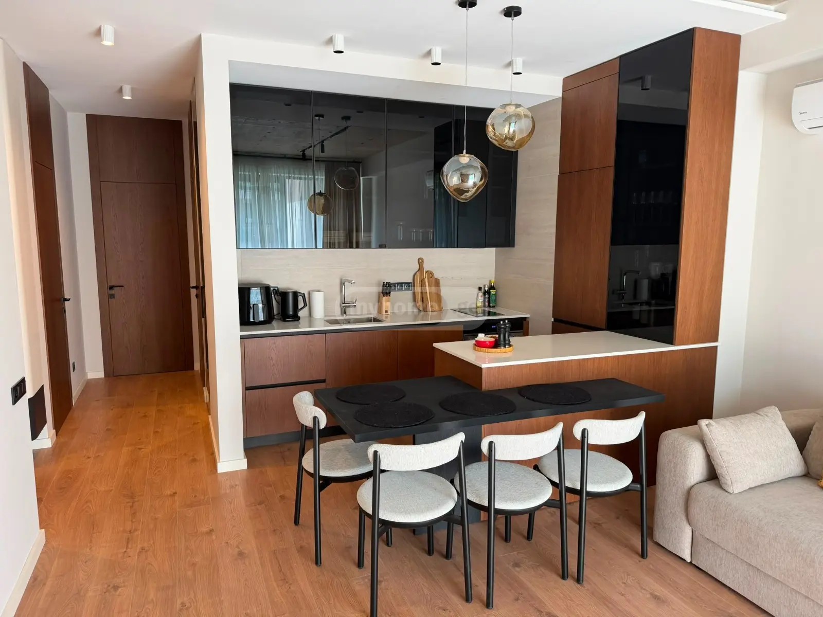 ვოლსკი გრ. ქ. 13 - 4 rooms