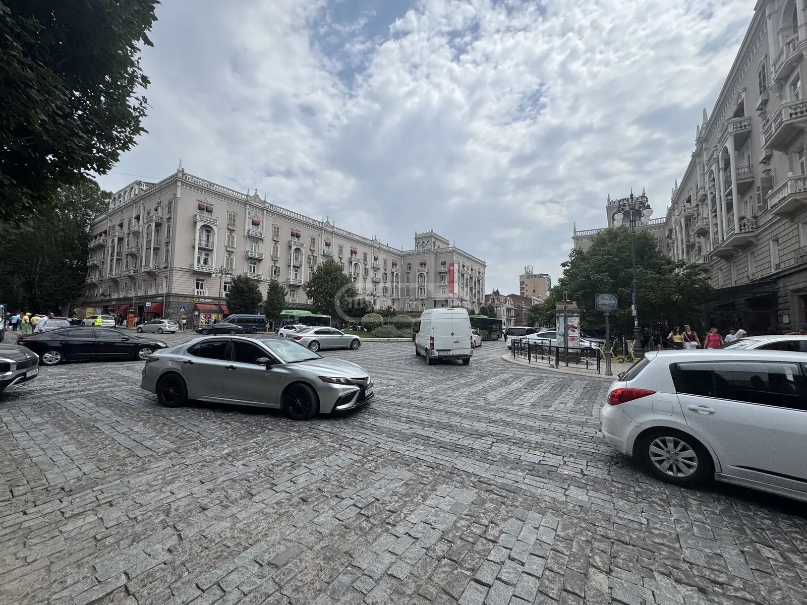 აღმაშენებლის გამზ.  - 4 rooms