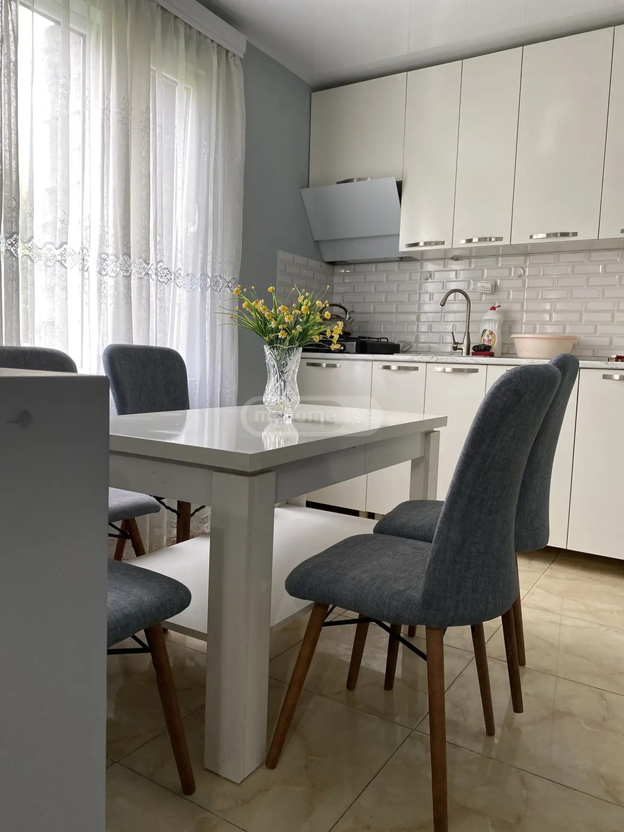 აღმაშენებლის ქ.  - 4 rooms